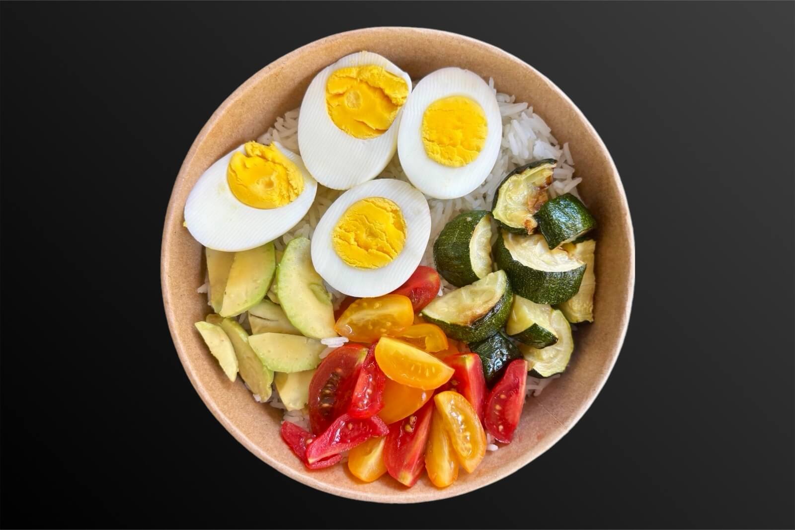 Bowl estiva con riso basmati, avocado, uova sode, zucchine e pomodorini preparata da Sale & Pepe QB.