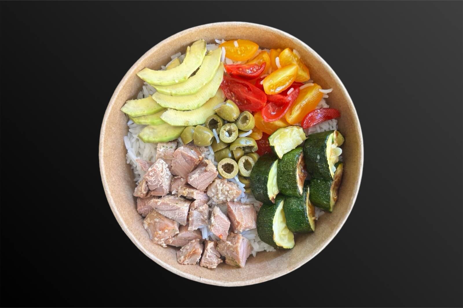 Bowl gourmet con tonno, avocado, zucchine, pomodorini e riso preparata da Sale & Pepe QB.