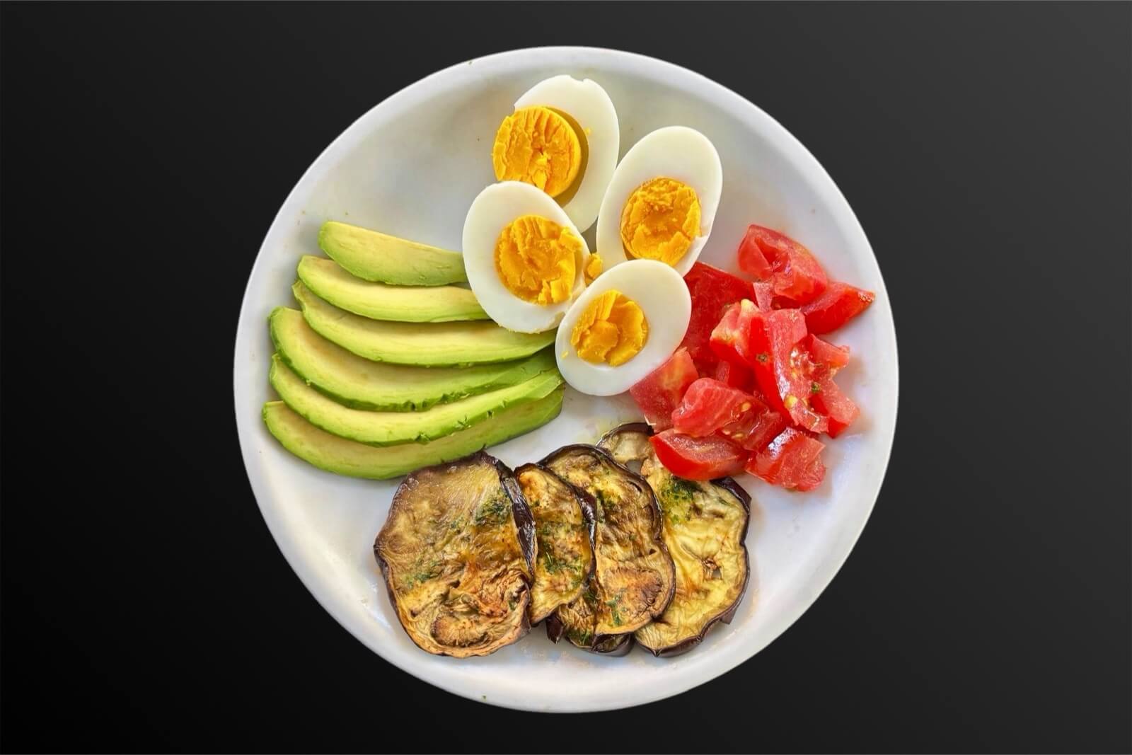 Piatto light con avocado, uova sode, pomodoro fresco e melanzane grigliate preparato da Sale & Pepe QB a San Benedetto del Tronto.